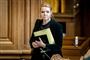 inger støjberg står med papirer under armen i folketingssalen