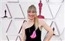 instruktøren elvira lind smiler på den røde løber til oscar-fest