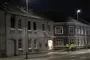 En gade med udbrændte vinduer i en ejendom
