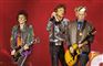 Tre medlemmer af Rolling Stones spiller og synger