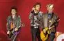 Tre medlemmer af Rolling Stones spiller og synger