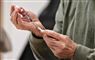 Vaccine tappes med sprøjte fra ampul