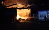 brandmand i færd med at slukke brand i bygning