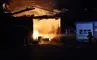 brandmand i færd med at slukke brand i bygning