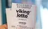 person holder lottokupon fra vikinglotto i hånden