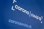 billede af skilt, hvor der står corona covid-19