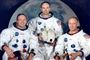 Tre astronauter i hvide rumdragter