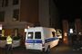 Politibiler foran et hospital