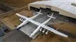 fly med to skrog ruller ud af hangar