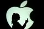 silhuet af kvinde foran et apple-logo