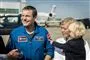 En astronaut med sin familie på landingsbane