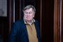 Claus Hjort Frederiksen på vej ud af en dør. Han ser sur ud. 