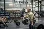 mand løfter jen i fitnesscenter