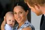 Meghan Markle smiler og Prins Harry kigger på parrets lille søn Archie