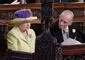 Dronning Elizabeth og prins Philip sidder ved siden af hinanden på en kirkebænk. Han kigger hen mod hende, hun ser lige frem for sig.