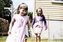 I dag leger 6-årige Laura med sin søster Anne som enhver anden lille pige. Tidligere i år blev hun i Sverige behandlet for en svulst i hjernen. Nyhedsavisen/Hanne Mette Poulsgaard