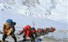 bjerbestigere i lang kø på vej op af Mount Everest 