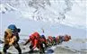 bjerbestigere i lang kø på vej op af Mount Everest 