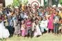 En mand med sin kæmpestore familie