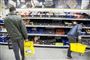 Billede fra en Netto butik. Her ses to handlende mænd med ryggen til kameraet og hver sin velkendte gule kurv i hænderne.