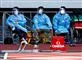 personer iklædt masker og overtræksdragter
