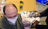 en mand bliver vaccineret