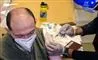 en mand bliver vaccineret