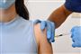 kvinde får vaccination med et stik i skulderen
