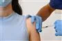 kvinde får vaccination med et stik i skulderen