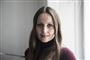 Nærbillede af Sherin Khankan. Hun har løst hår og en rullekrave på. 