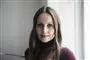 Nærbillede af Sherin Khankan. Hun har løst hår og en rullekrave på. 