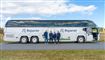 Fire personer foran bus