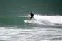 Surfer på bølge
