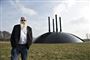Kunstneren Ingvar Cronhammar står foran skulptur i Herning