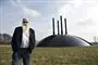 Kunstneren Ingvar Cronhammar står foran skulptur i Herning