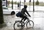 Cyklist i kæmpe vandpyt