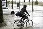 Cyklist i kæmpe vandpyt