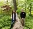 Mary og en mand med briller i en skov