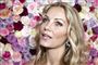 Caroline Fleming med blomster i baggrunden