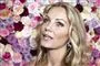 Caroline Fleming med blomster i baggrunden