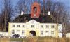 En portbygning i gul og hvid