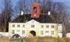 En portbygning i gul og hvid
