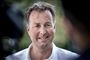 En smilende mand i skjorte