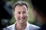 En smilende mand i skjorte