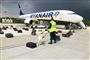 billede af ryanair-flyet på landingsbanen