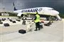 billede af ryanair-flyet på landingsbanen