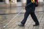 blind mand med stok går på vej