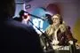 Sandie Westh i radiostudiet med hørebøffer på. 
