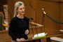 En blond dame på talerstolen i folketingen