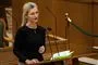 En blond dame på talerstolen i folketingen